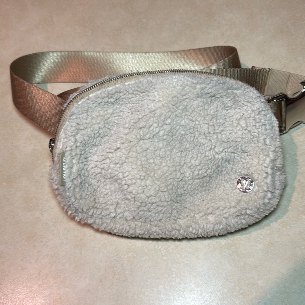 Lululemon Everywhere Sherpa fleece belt bag